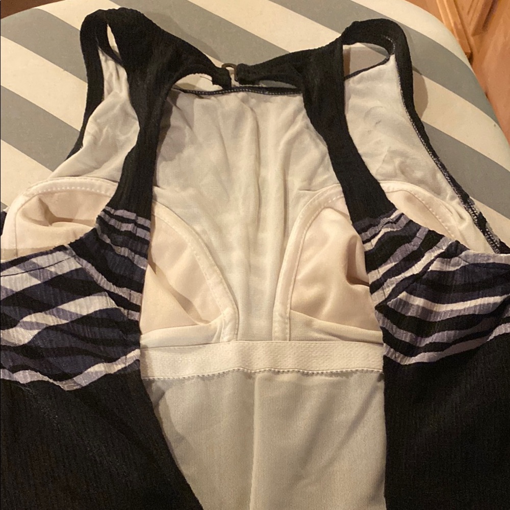 Jantzen Black and White Wave Pattern One Piece Swimsuit Size 12 NWT
S-12 - Picture 5 of 11